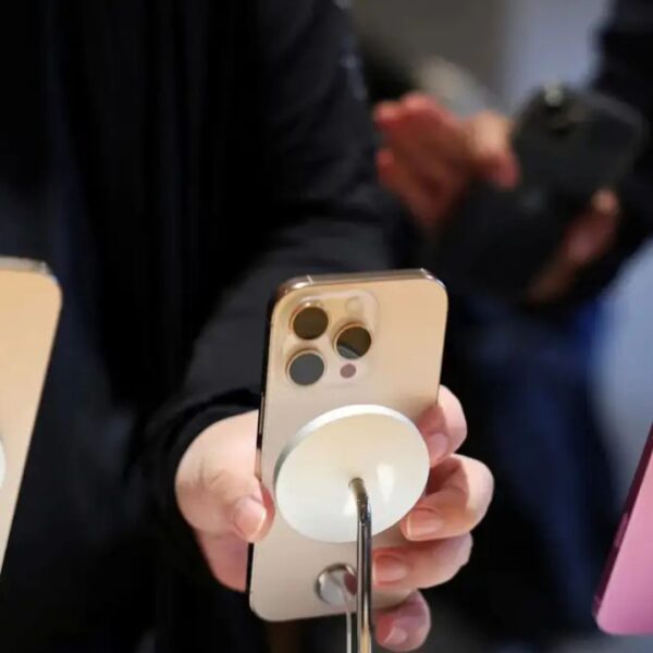 Apple’s High-Stakes Airlift: How Five Cargo Planes Dodged a 54% Tariff and Preserved Global iPhone Prices